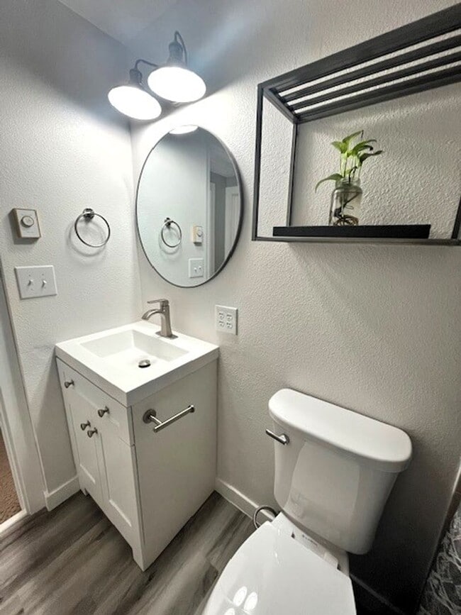 Building Photo - Long Term Rental- Creekside Condominiums #20C - UNFURNISHED