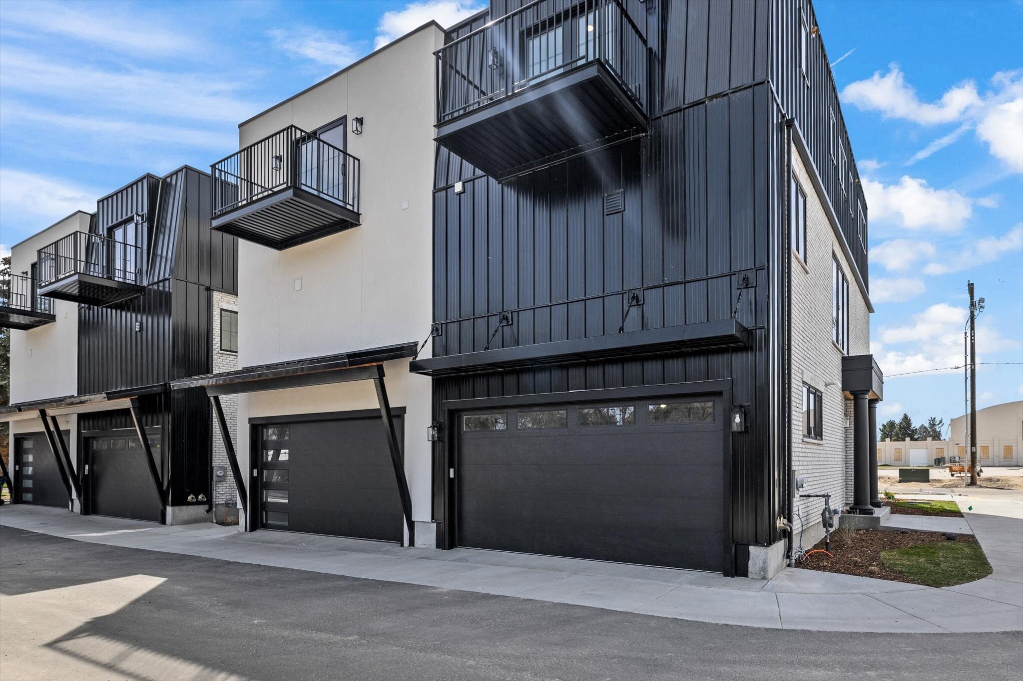 Building Photo - 614 N Avenue H Ave