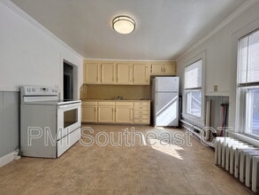 Building Photo - 484 Pleasant St