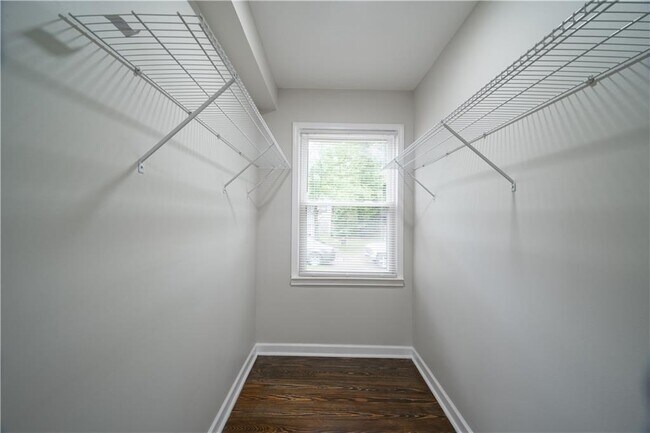 Building Photo - 2137 Delowe Dr