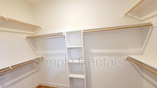 Building Photo - Gordon 3304