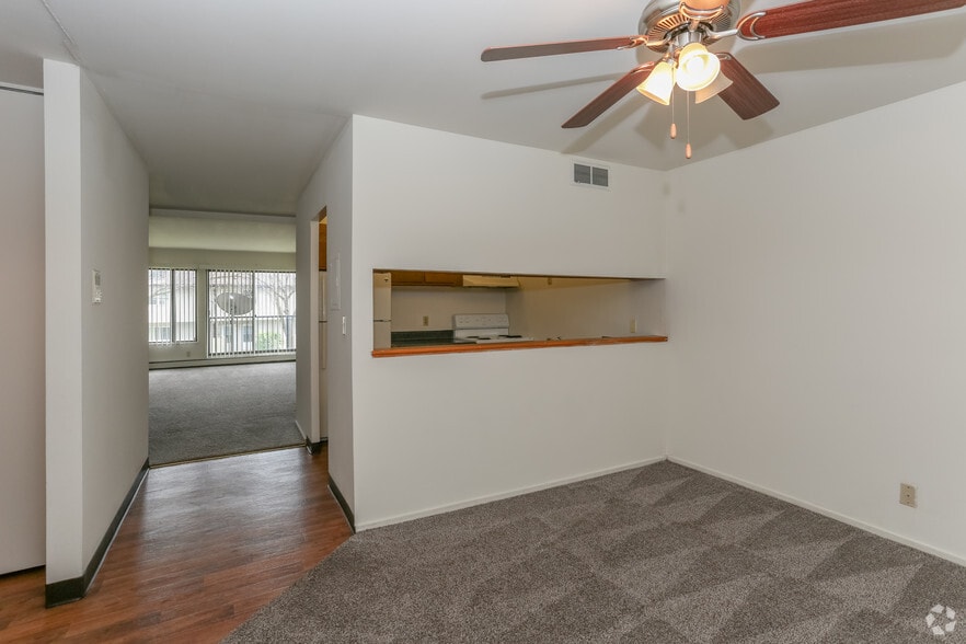 Dining Room - Harbor Pointe Apartments