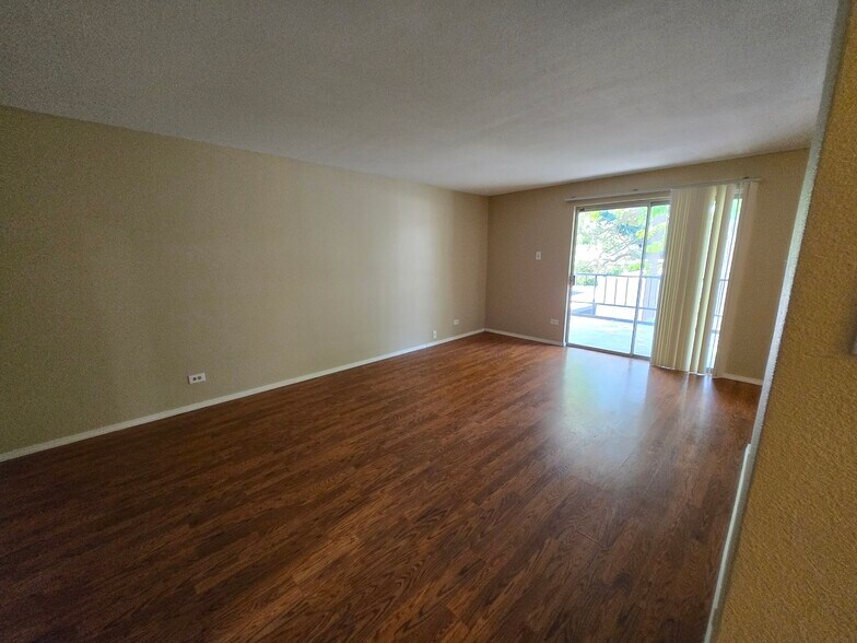 Building Photo - 2325 S Linden Ct