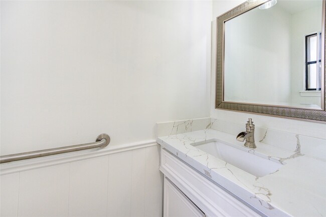 Building Photo - 5930 Miller Valley Dr