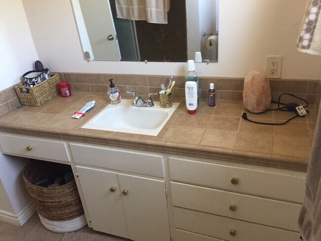 Building Photo - Beautiful upstairs 2 bedroom 1 bathroom ap...