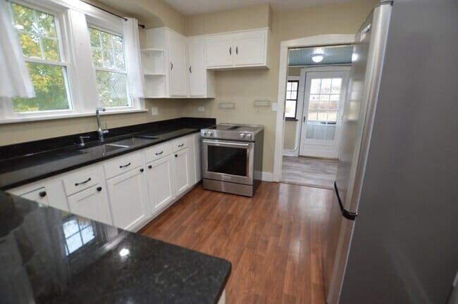 Building Photo - 3916 E Lake Shore Dr