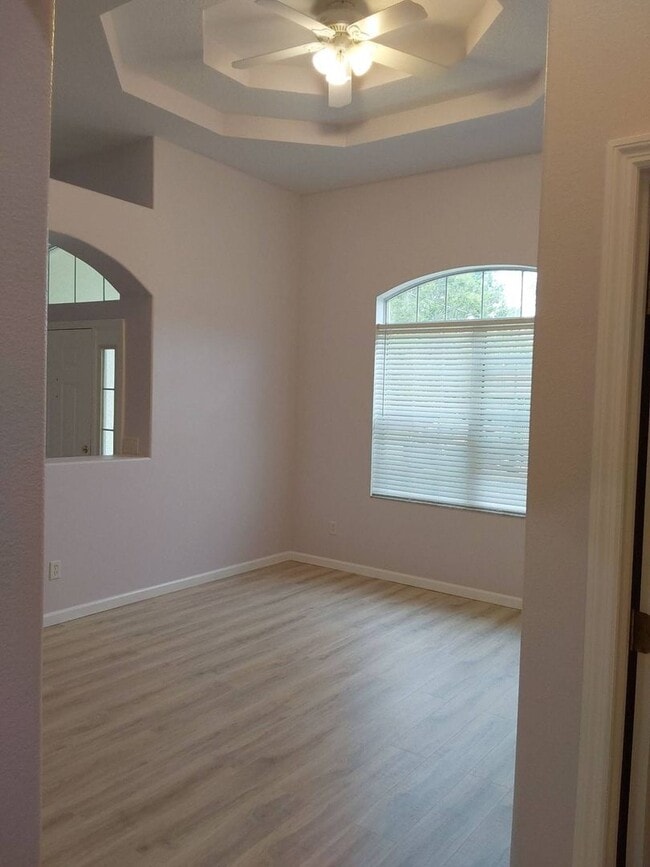 Building Photo - Cozy 3/2/2 single family house with screened in porch!