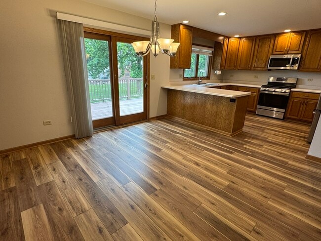 Building Photo - 881 Glenmore Ct