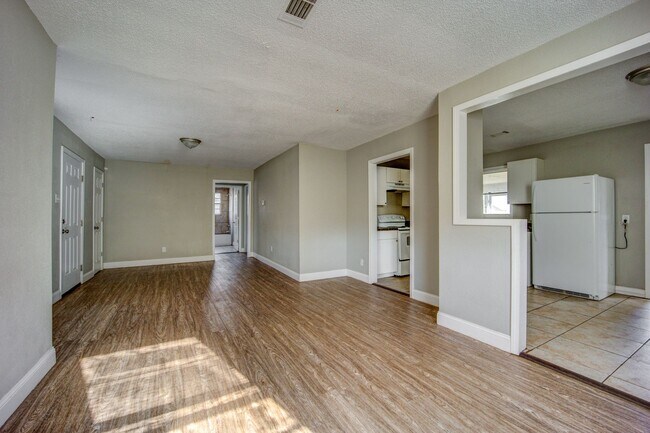 Building Photo - Freshly Updated House