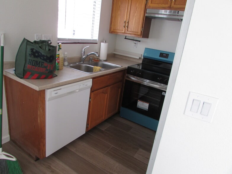 Kitchen - 4031 Franklin Ave