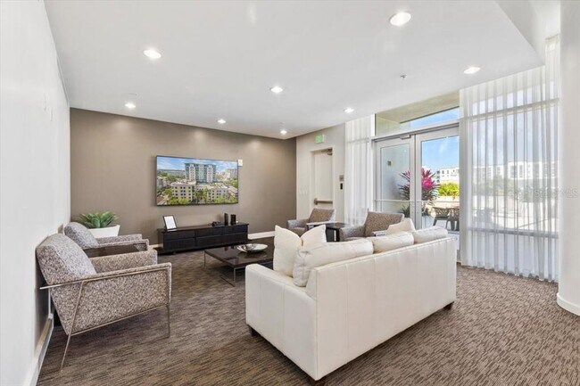 Building Photo - 400 4th Ave S