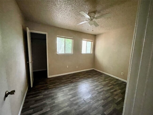Building Photo - 702 Hargest St
