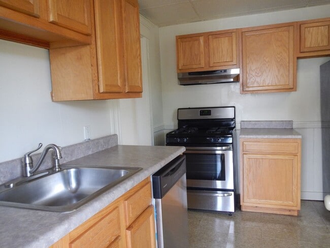 Building Photo - Beautiful Upper Flat With Private Side Por...