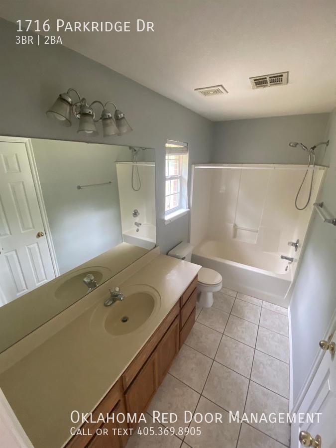 Building Photo - 1716 Parkridge Dr