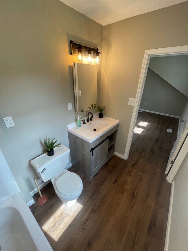 Building Photo - 1530 E 14th St