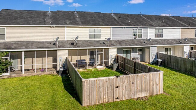 Building Photo - 2 Bedroom, 2.5 Bathroom Townhome in Landings at Montague - Goose Creek