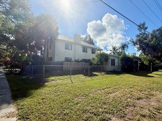 Building Photo - Close to Siesta Key Beach! 2 Bedroom Home