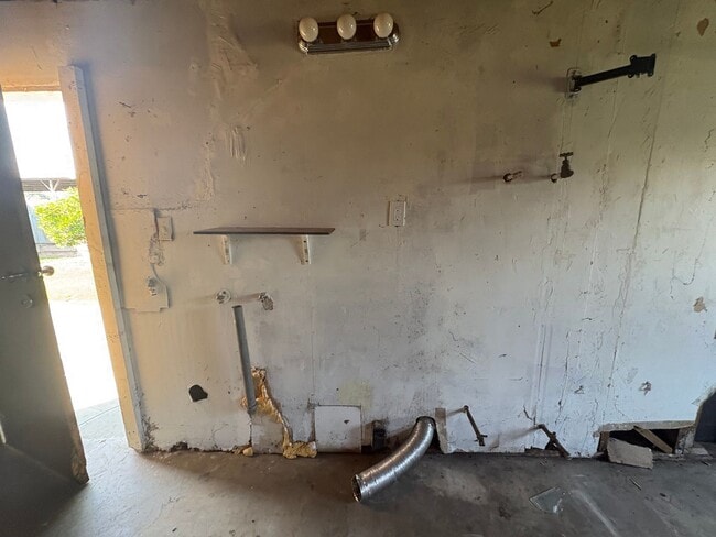 Building Photo - Cozy Home On Spacious Lot near Ballpark Rent Ready!