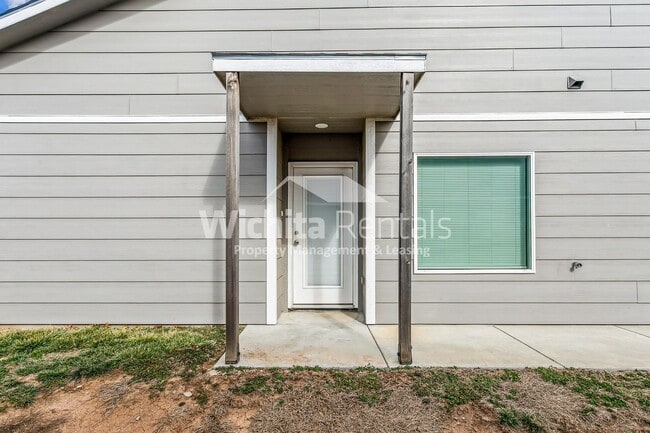 Building Photo - Newer 3 bedroom 2 bath duplex - ***$500 off the first month's rent***