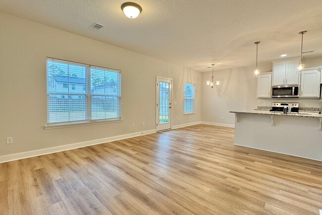 Building Photo - AVAILABLE NOW! (Pet Friendly)