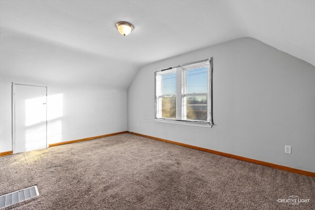 Building Photo - 16118 Woodlawn W Ave