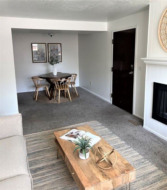 Building Photo - 2 Bedroom Condo at Greentree Condominiums!