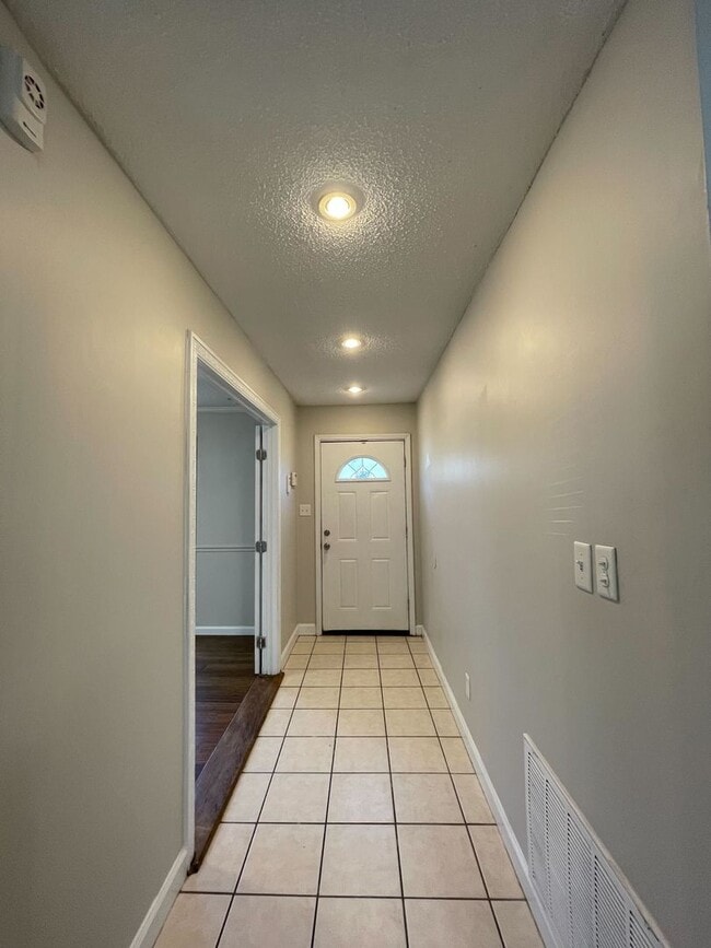 Building Photo - 6646 Pinebrook Dr