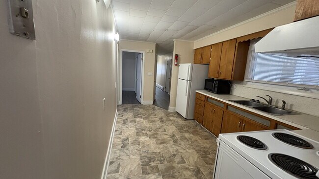 Building Photo - 3 Bedroom, 1 Bath Apartment with Southern Exposure.