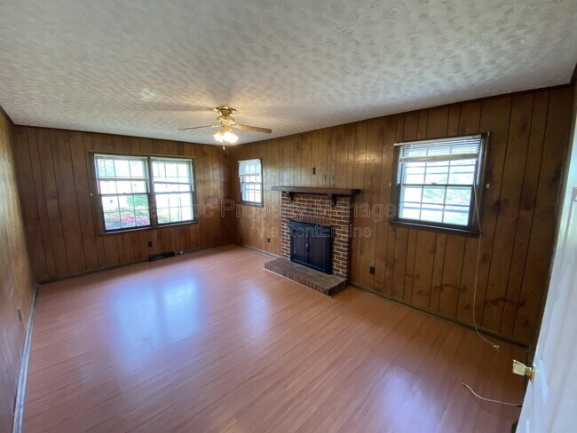 Building Photo - 1804 Sherwood Dr