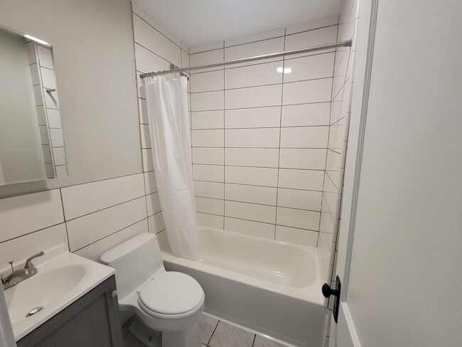 Building Photo - 2 Bedroom, 1 Bath Home - Now Available for Rent!