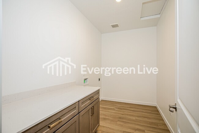 Building Photo - 301 Ravello St