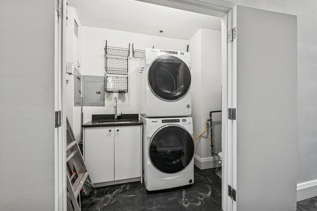 Building Photo - 1000 W Washington Blvd