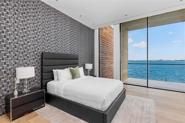 Building Photo - 825 E Dilido Dr