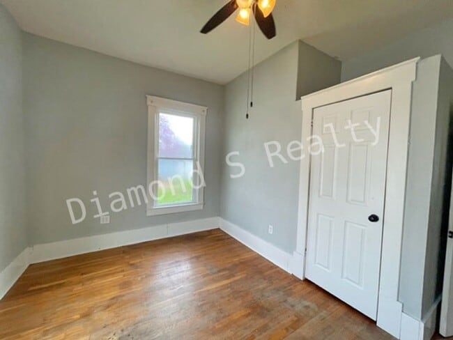 Building Photo - 3 Bedroom Bungalow available Early June!