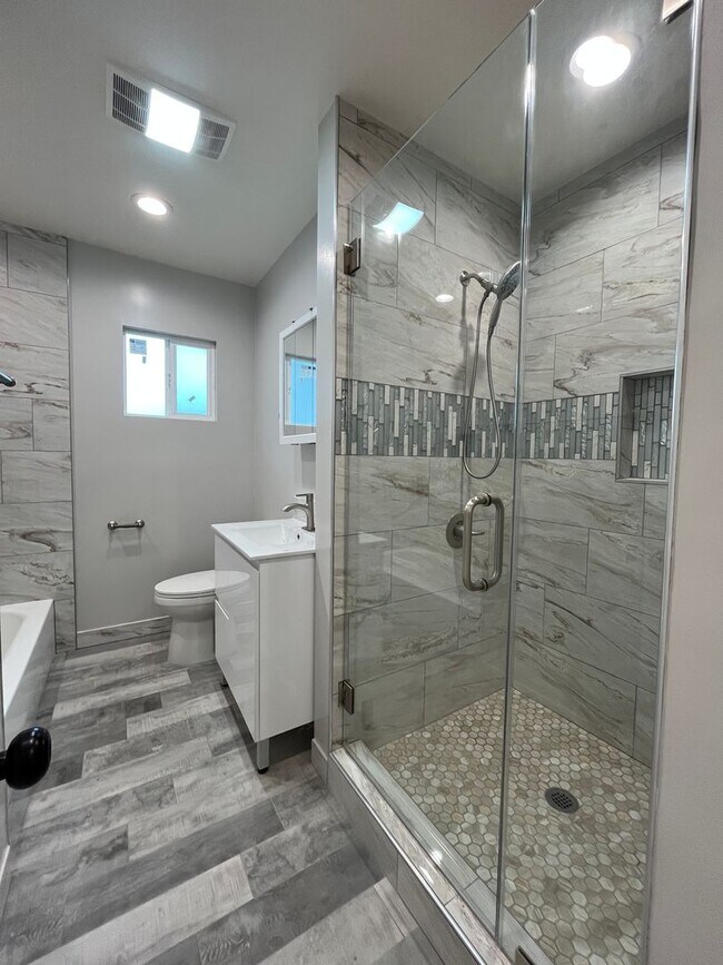 Building Photo - Upgraded + freshly prepped 3+2.5 in Granad...