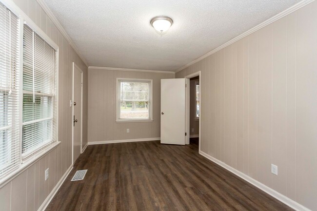 Building Photo - ** 3 Bed 2 Bath located in Edgewood ** Cal...