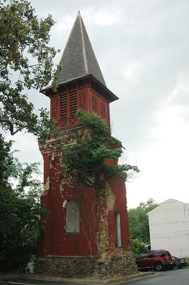 Building Photo - 4 BR/2 BA Apartment in Heart of Athens