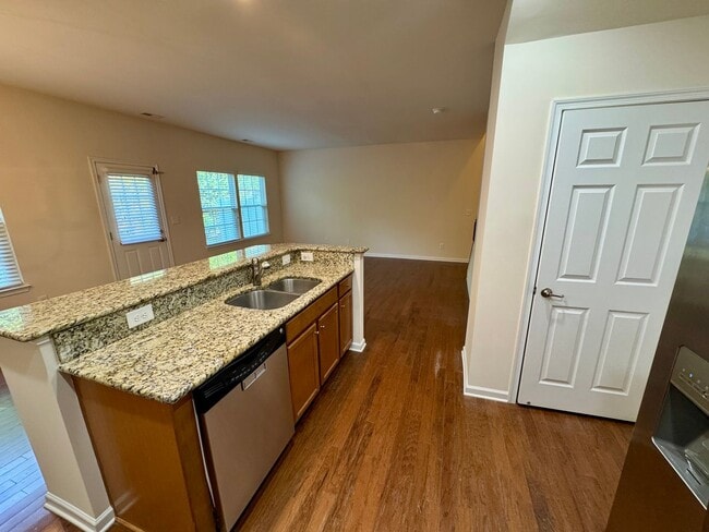 Building Photo - 3BR/2B Townhome in Great Ballantyne Location