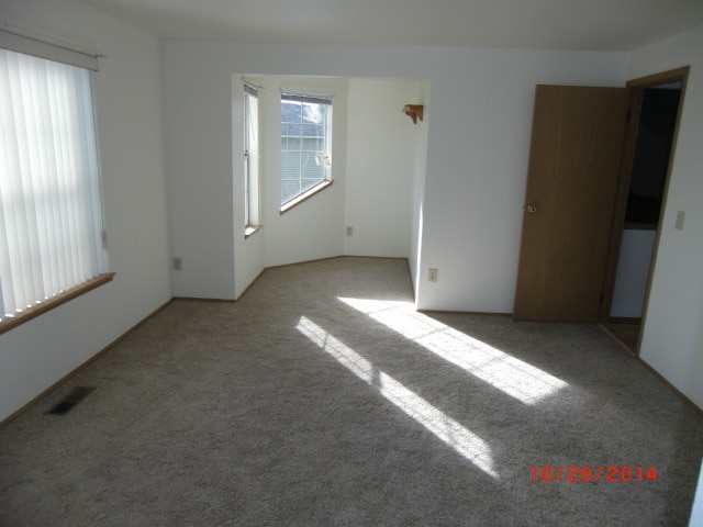 Building Photo - East hill Kent Seven Oaks Community Custom 2 story home - 3 bed 2.5 home with 2 car garage. Avail...