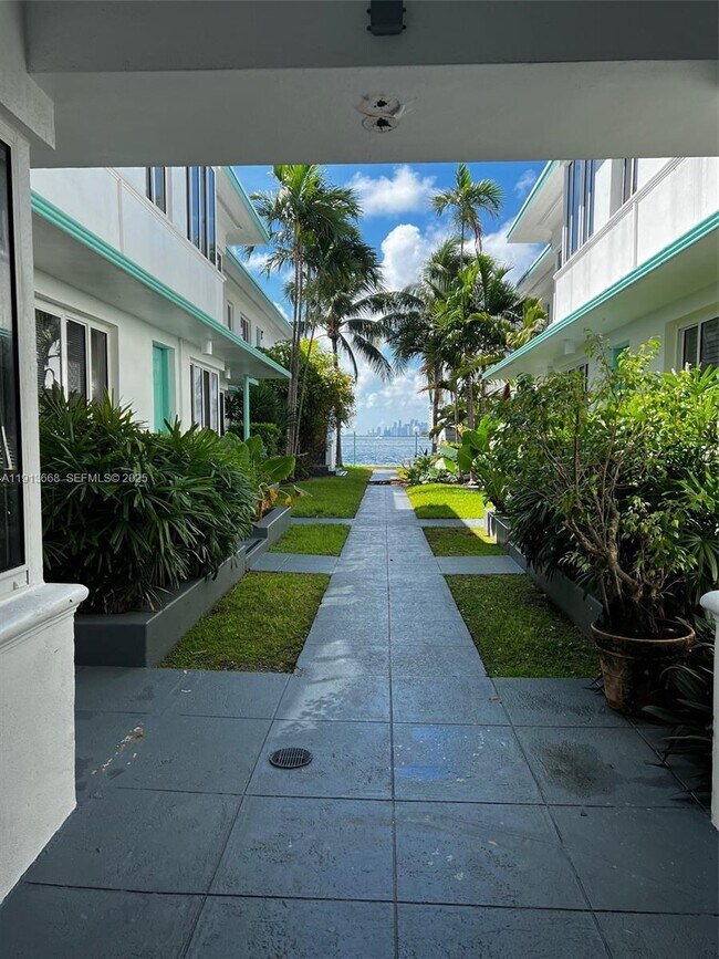 Building Photo - 1990 Bay Dr