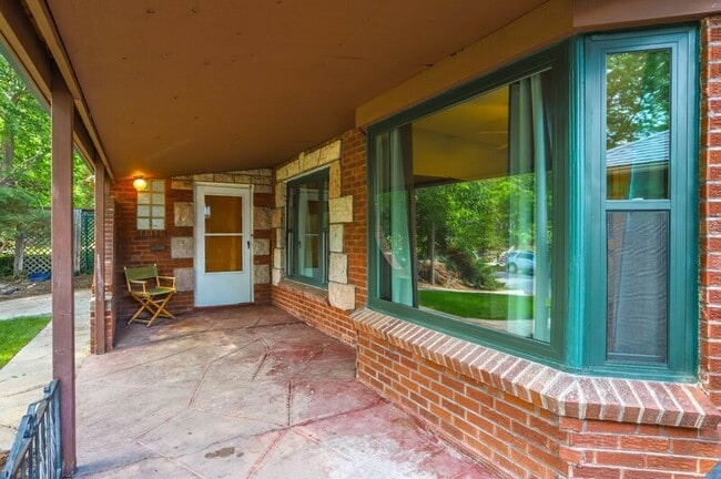 Building Photo - 1254 Dahlia St