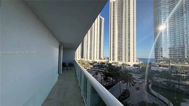 Building Photo - 100 Bayview Dr