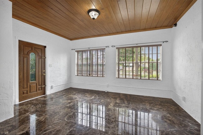 Building Photo - 616 Upland Rd