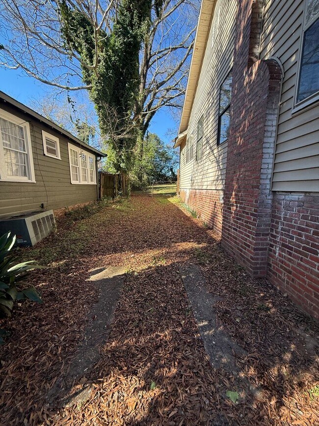 Building Photo - ** 2 Bed 2 bath located close to downtown ** Call 334-366-9198 to schedule a self tour