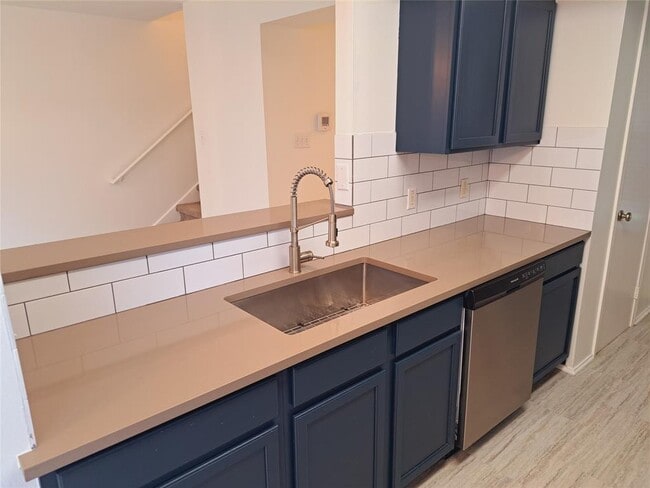 Building Photo - 6703 Hill Oaks Dr