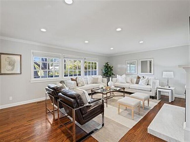 Building Photo - Remodeled interiors 3 Bed 2 Bath in Hillsb...