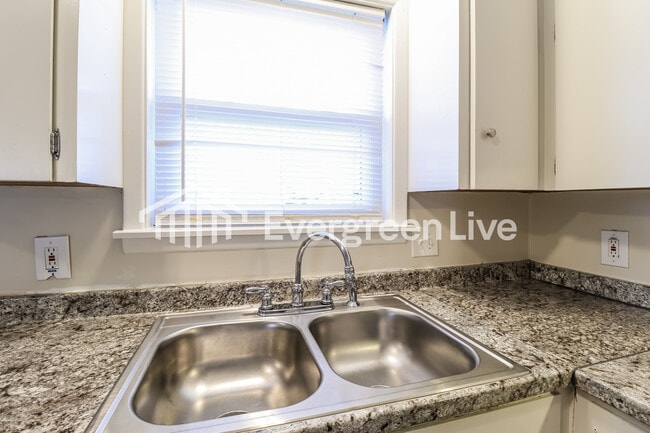 Building Photo - 5024 Lynn Ln