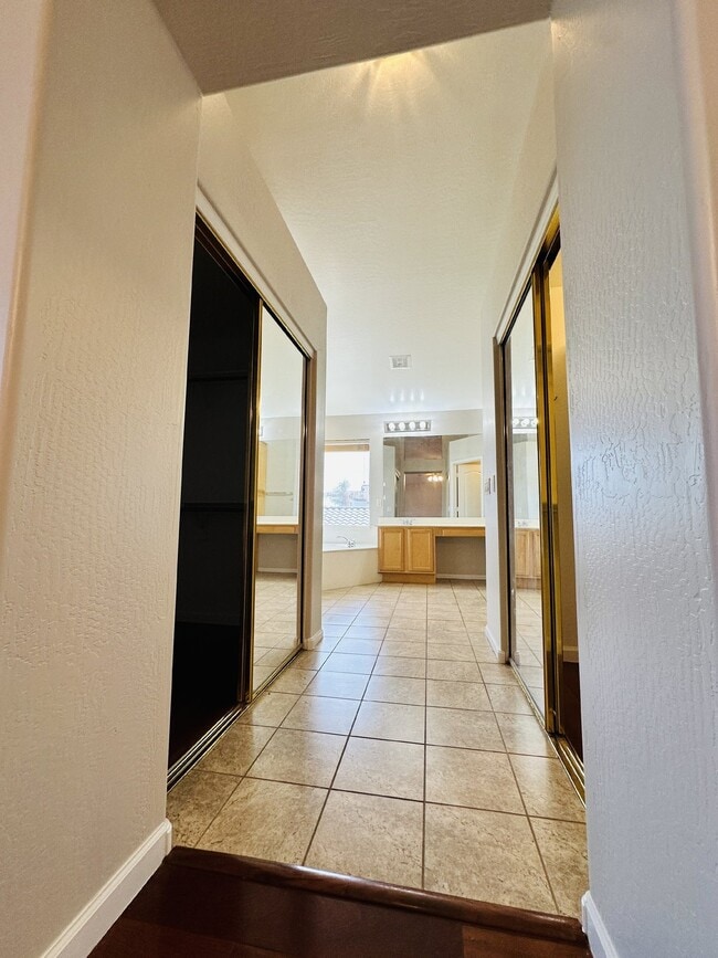 Building Photo - 672 W Raven Dr