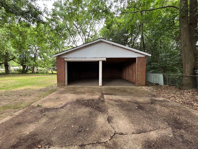 Building Photo - Delightful 3-Bedroom Duplex