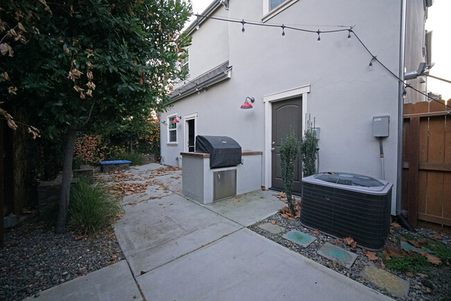 Building Photo - Newer 3 bed, 2.5 bath townhome in desirabl...